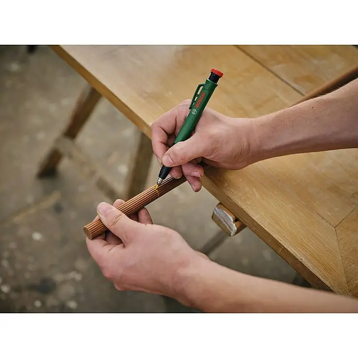 Bosch Marker - Passend für: Tieflochmarkierung - Handwerkliches Arbeiten mit einem Bosch-Stift auf Holz, detaillierte Aufnahme eines Zimmermanns bei der Arbeit.