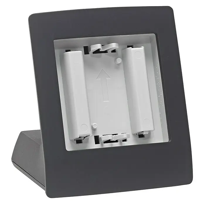 Homematic IP Halterung Tischaufsteller HmIP-DS55-A - Batteriebetrieben, 7,9 x 9 x 6,7 cm, Anthrazit - Nahaufnahme einer grauen Halterung für Batterien, die eine weiße Innenseite mit Fächern für zwei Batterien und einem Pfeil zur Ausrichtung zeigt.