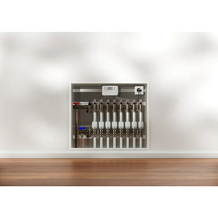 Homematic IP Set Fußbodenheizung HmIP-FALMOT-C8 mit Steuerzentrale Access Point 2 - Weiß - Fußbodenheizungsverteiler in einem weißen Kasten an einer Wand montiert. Das System verfügt über mehrere Rohre, Ventile und ein digitales Display.