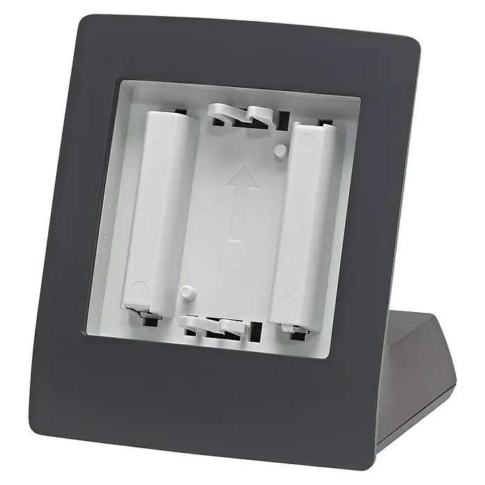 Homematic IP Halterung Tischaufsteller HmIP-DS55-A - Batteriebetrieben, 7,9 x 9 x 6,7 cm, Anthrazit - Eine graue Wandhalterung mit einer weißen Aufnahme für Batterien, inklusive Richtungspfeil für die korrekte Ausrichtung.