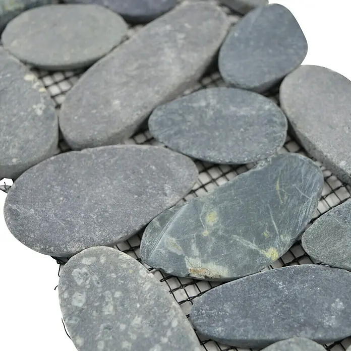 Fliesenbordüre Kiesel BO IN24KS - 30 x 10 cm, Schwarz, Matt - Nahaufnahme eines Mosaiks aus grauen Kieselsteinen auf einem schwarzen Netz, ideal für dekorative Oberflächen.