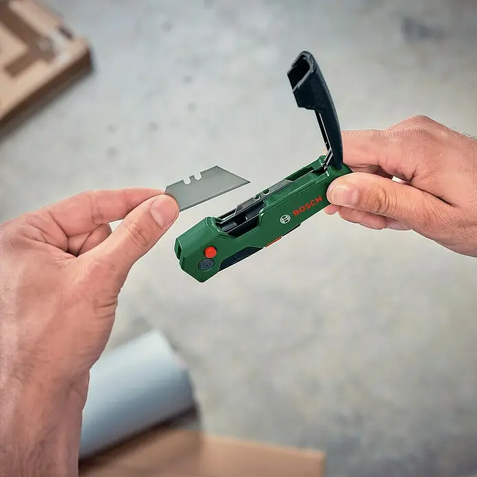 Bosch Klappmesser - SK5-Klingen - Der Bosch Universalmesser mit auswechselbarer Klinge, bereit für den Einsatz. Kompakt, sicher und vielseitig einsetzbar für verschiedene Schneidarbeiten.