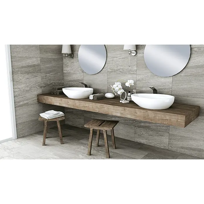 Atlas Concorde Solution Regent Feinsteinzeugfliese Grey - 30 x 60 cm, Grau, Matt - Elegantes Badezimmerdesign mit zwei runden Waschbecken auf einer hölzernen Waschtischplatte und passenden Spiegeln, die eine stilvolle Atmosphäre schaffen.