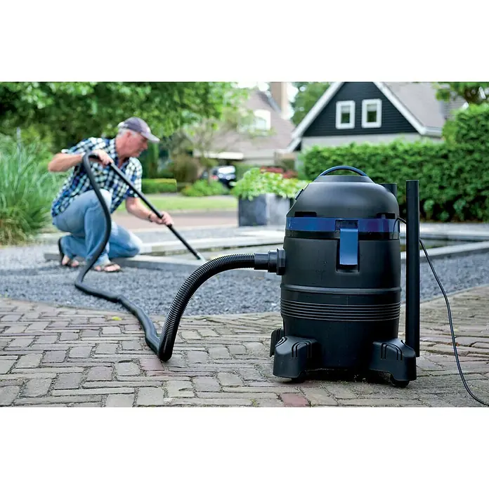 Ubbink Teichschlammsauger VacuProCleaner Maxi - 1.250 W - 1.400 W, Tankvolumen: 35 l - Der Teichschlammsauger im Einsatz: Ein Mann reinigt mit dem Teichsauger einen Teich von Schmutz und Ablagerungen.