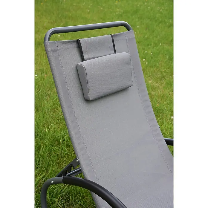 Garden Pleasure Gartenliege Siros mit Nackenkissen - Stahl, Anthrazit - Nahaufnahme eines grauen Liegestuhls mit Nackenstütze im Garten.
