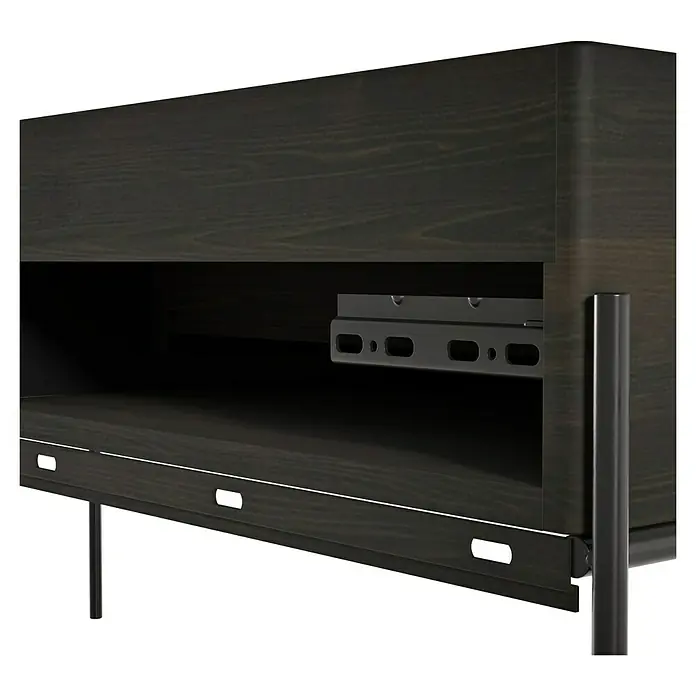 VitrA Equal Unterschrank - B x T x H: 102 x 42 x 44,5 cm, Ulme - Nahaufnahme eines modernen, dunklen Holz-Sideboards mit schlanken Metallbeinen, ideal für stilvolle Wohnräume.