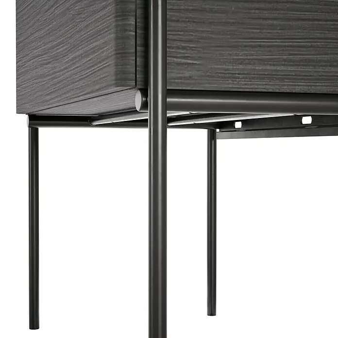 VitrA Equal Bad-Midischrank - B x T x H: 45 x 27 x 85 cm, Schwarz-Eiche, DIN Anschlag: Links - Detailansicht eines modernen Nachttisches mit grauer Holzstruktur und schlanken Metallbeinen. Elegantes Möbelstück für das Schlafzimmer.