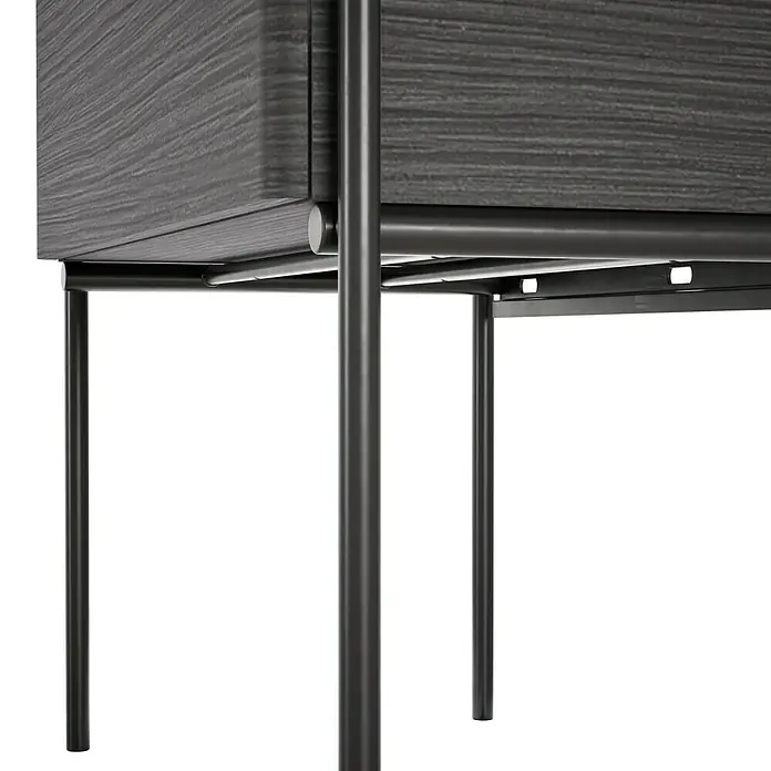 VitrA Equal Bad-Midischrank - B x T x H: 45 x 27 x 85 cm, Schwarz-Eiche, DIN Anschlag: Rechts - Detailaufnahme eines modernen Schrankes mit dunkler Holzmaserung und schlanken Metallbeinen. Das Design ist minimalistisch und elegant.
