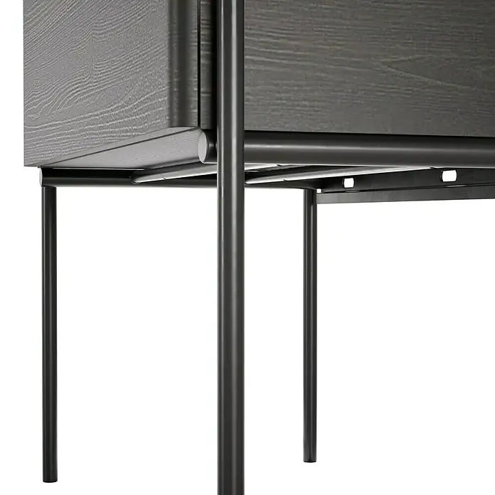 VitrA Equal Bad-Midischrank - B x T x H: 45 x 27 x 85 cm, Ulme, DIN Anschlag: Links - Nahaufnahme eines modernen, grauen Nachttisches mit minimalistischem Design und schlanken Metallbeinen.
