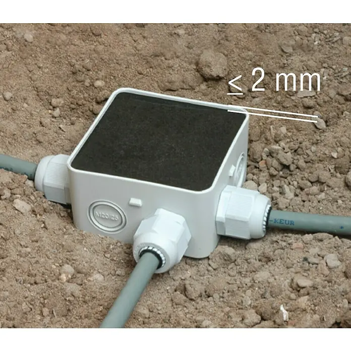 Kaiser Feuchtraum-Abzweigdose Installations-Set Outdoor IP68BOX - 95 x 95 x 55 mm, Aufputz, IP68 - Eine wasserdichte Abzweigdose aus Kunststoff mit Kabelverschraubungen, eingebettet in Erde. Ideal für Außeninstallationen.