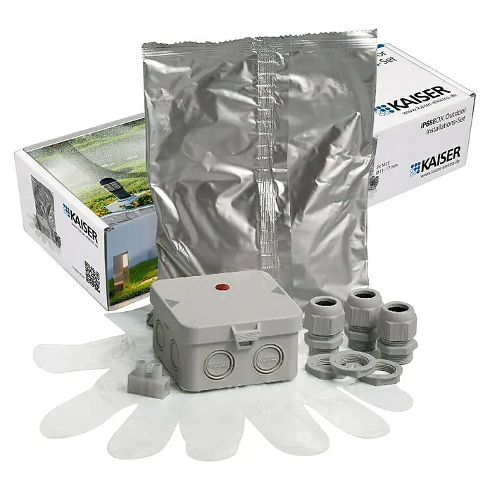 Kaiser Feuchtraum-Abzweigdose Installations-Set Outdoor IP68BOX - 95 x 95 x 55 mm, Aufputz, IP68 - Nahaufnahme eines Kaiser IP68BOX Outdoor Installations-Sets, das eine Anschlussdose, Kabelverschraubungen und Verpackung zeigt.
