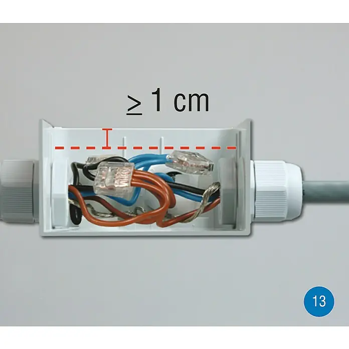 Kaiser Feuchtraum-Abzweigdose Installations-Set Outdoor IP68BOX - 95 x 95 x 55 mm, Aufputz, IP68 - Eine weiße Verteilerdose mit sichtbaren Kabeln und Klemmen, ergänzt durch eine grafische Darstellung, die eine Mindesthöhe von 1 cm angibt.