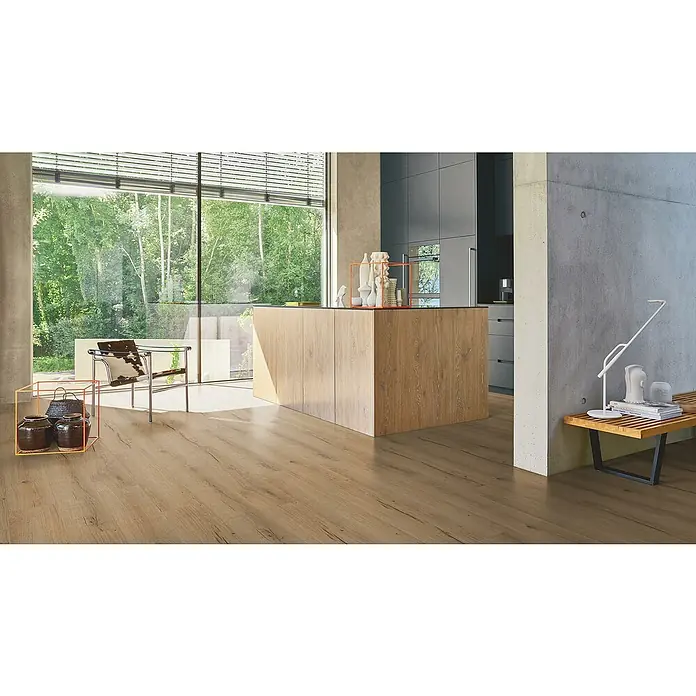 Parador Vinylboden Basic 5.3 - Eiche Cambridge natur, Landhausdiele, 1.209 x 225 x 5,3 mm - Dieses Bild zeigt einen modernen Bodenbelag in einem hellen Holzton, der eine warme und einladende Atmosphäre in einem stilvollen Interieur schafft.