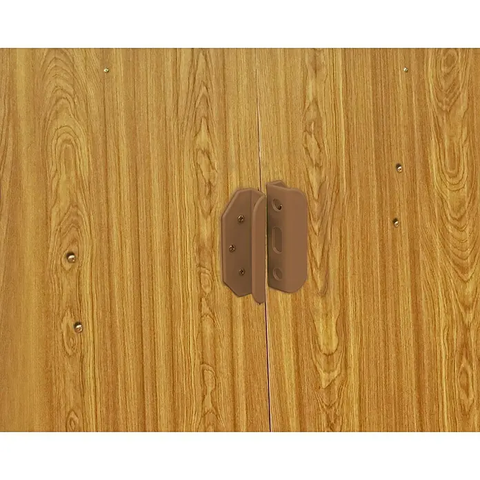 Pergart Gerätehaus Lübeck 88 - Außenmaß inkl. Dachüberstand (B x T): 236 x 238 cm, Stahl, Braun - Detailaufnahme einer Schranktür mit braunem Verschluss. Das Holz hat eine deutliche Maserung und verleiht dem Schrank einen rustikalen Charme.