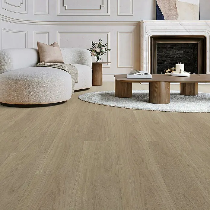 Parador Vinylboden Basic 5.3 - Eiche Oxford geschliffen, Landhausdiele, 1.209 x 225 x 5,3 mm - Das Bild zeigt einen luxuriösen Wohnraum mit einem hellen Holzboden, einem modernen Sofa und einem runden Teppich vor einem Kamin.