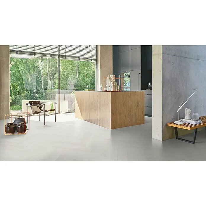 Parador Vinylboden Trendtime 3 - Eiche Oxford weiß, Fischgrät, 730 x 146 x 5 mm - Helle, moderne Küche mit Holzelementen und minimalistischem Design. Der Fokus liegt auf der stilvollen Kücheninsel und dem eleganten Interieur.