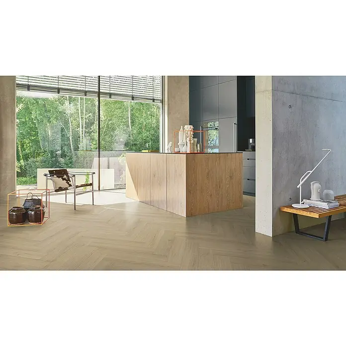 Parador Vinylboden Trendtime 3 - Eiche Regent beige, Fischgrät, 730 x 146 x 5 mm - Elegantes Interieur mit hellbraunem Holzboden im Fischgrätmuster, das Wärme und Stil in den Raum bringt.