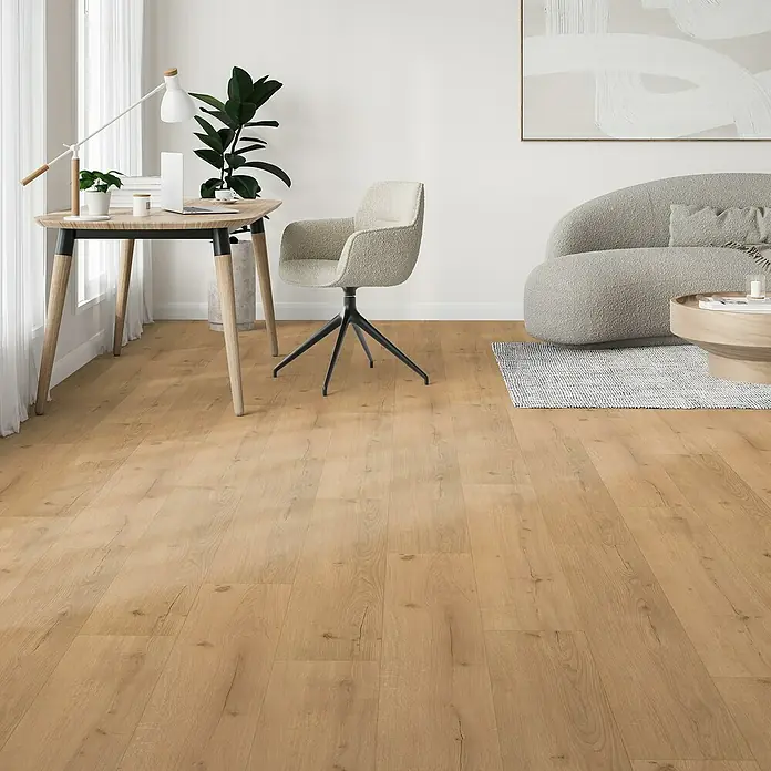 Parador Vinylboden Basic 5.3 - Eiche Infinity natur, Landhausdiele, 1.209 x 225 x 5,3 mm - Helles Wohnzimmer mit Laminatboden, Bürotisch mit Lampe, bequemer Drehstuhl, Sofa und gemusterter Teppich, die eine gemütliche Atmosphäre schaffen.