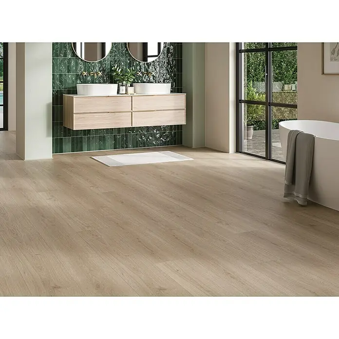 Parador Vinylboden Basic 5.3 - Eiche Regent grau, Landhausdiele, 1.209 x 225 x 5,3 mm - Ein helles Badezimmer mit Holzboden. Der Boden verleiht dem Raum eine warme und einladende Atmosphäre mit seiner feinen Holzstruktur.