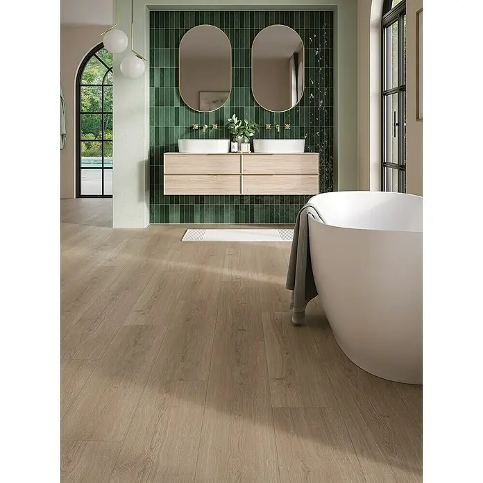 Parador Vinylboden Basic 5.3 - Eiche Regent grau, Landhausdiele, 1.209 x 225 x 5,3 mm - Modernes Badezimmer mit einem hellen Holzboden, der Wärme und Natürlichkeit ausstrahlt. Die perfekte Basis für ein stilvolles Ambiente.