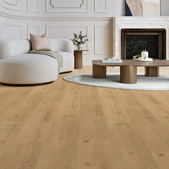 Parador Vinylboden Basic 5.3 - Eiche Infinity natur, Landhausdiele, 1.209 x 225 x 5,3 mm - Elegantes Wohnzimmer mit modernem, hellbraunem Holzboden, der Wärme und Stil ausstrahlt.
