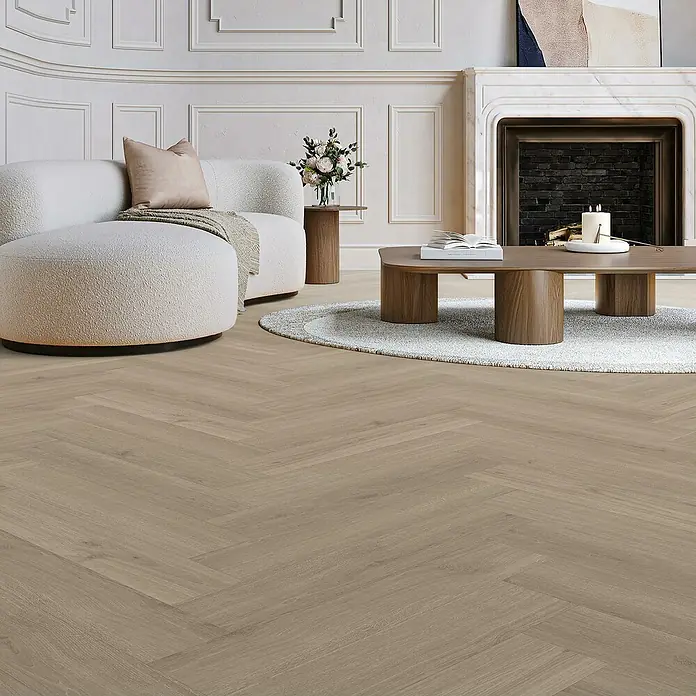 Parador Vinylboden Trendtime 3 - Eiche Regent grau, Fischgrät, 730 x 146 x 5 mm - Heller Holzboden in Fischgrätmuster verlegt, der dem Raum Wärme und Struktur verleiht. Die natürliche Oberfläche passt gut zu Möbeln.