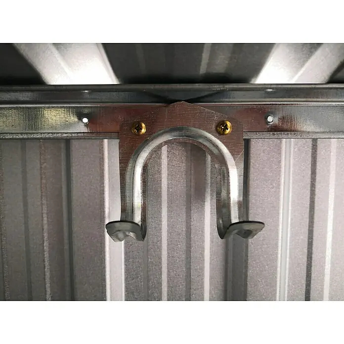 Pergart Doppelhaken - Passend für: Pergart Gerätehäuser, Verzinkt - Nahaufnahme eines Metallwerkzeughalters, der an einer Wand befestigt ist, ideal zur Aufbewahrung von Werkzeugen im Schuppen.