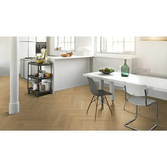 Parador Vinylboden Trendtime 3 - Eiche Oxford natur, Fischgrät, 730 x 146 x 5 mm - Helles Wohnzimmer mit einem Esstisch und Stühlen, ergänzt durch einen stilvollen Servierwagen. Der Holzboden verleiht Wärme.