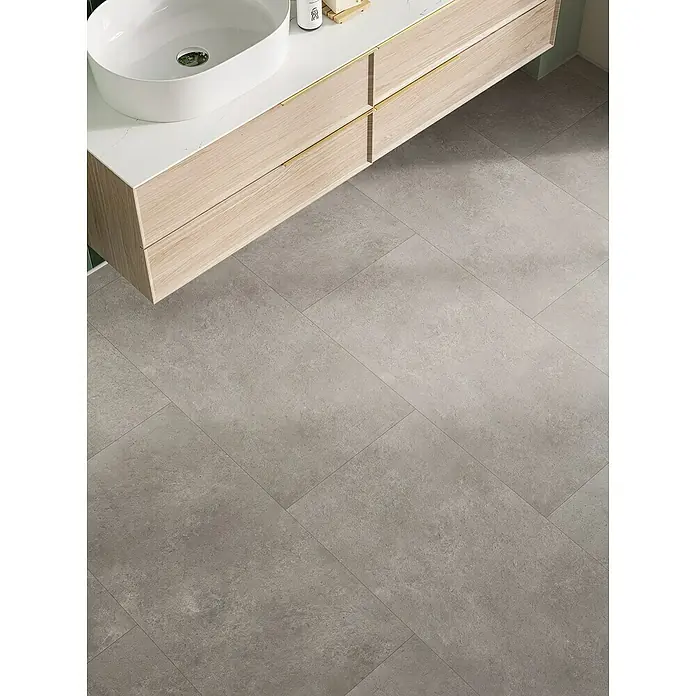 Parador Vinylboden Basic 5.3 - Stein Trafalgar hellgrau, Fliese, 914 x 457 x 5,3 mm - Helles Badezimmer mit modernem Waschtisch, Aufsatzwaschbecken und Bodenfliesen in Grau für ein stilvolles und zeitgemäßes Ambiente.