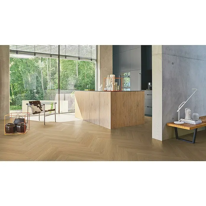 Parador Vinylboden Trendtime 3 - Eiche Oxford natur, Fischgrät, 730 x 146 x 5 mm - Elegantes Interieur mit hochwertigem Parkettboden, das eine warme und einladende Atmosphäre schafft. Die Küche ist modern und stilvoll gestaltet.