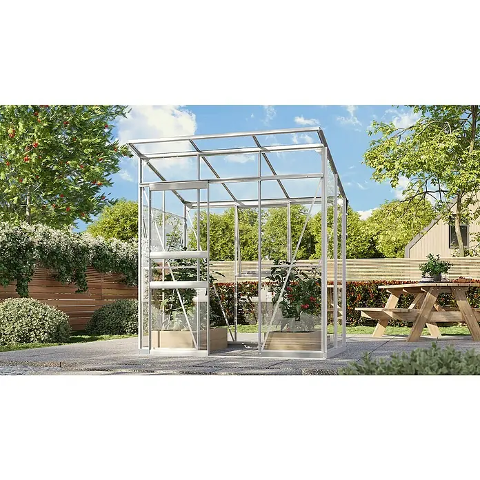 Vitavia Gewächshaus Fokus Glas - Material Seitenwand: Glas, Außenmaß inkl. Dachüberstand (B x T): 1.672 x 1.958 cm, Aluminium - Ein modernes Gewächshaus aus Glas und Metall steht in einem Garten, umgeben von Grün.