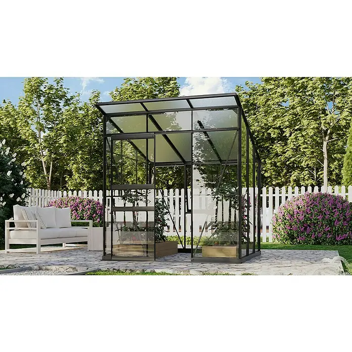 Vitavia Gewächshaus Fokus Glas - Material Seitenwand: Glas, Außenmaß inkl. Dachüberstand (B x T): 2.294 x 1.958 cm, Schwarz - Glashaus im Garten mit offenstehender Tür. Das Gewächshaus ist umgeben von Grünpflanzen und Blumen.