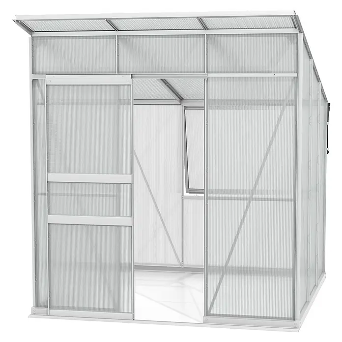 Vitavia Gewächshaus Fokus Kunststoff - Aluminium, Außenmaß inkl. Dachüberstand (B x T): 2.294 x 1.958 cm, Material Seitenwand: Kunststoff - Ansicht eines Gewächshauses mit Schiebetür und Kippfenster. Das Gewächshaus hat eine transparente Verglasung und ein weißes Rahmengestell.