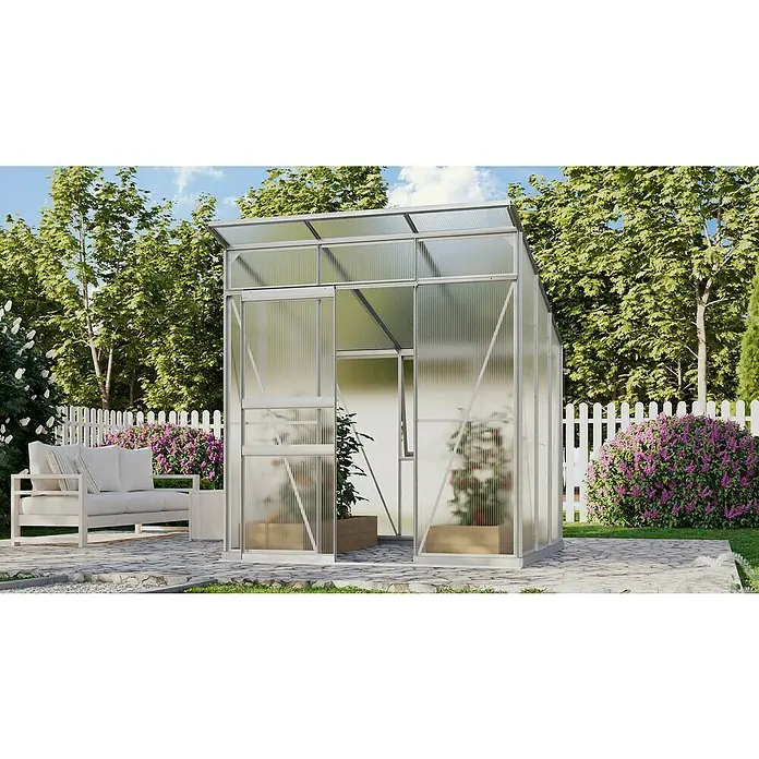Vitavia Gewächshaus Fokus Kunststoff - Aluminium, Außenmaß inkl. Dachüberstand (B x T): 2.294 x 1.958 cm, Material Seitenwand: Kunststoff - Das Bild zeigt ein Gewächshaus aus Metall und Kunststoff mit einer Pflanze im Inneren und einem Garten im Hintergrund.