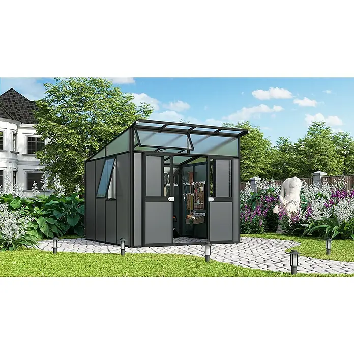 Vitavia Gerätehaus - Außenmaß inkl. Dachüberstand (B x T): 267 x 295 cm, Aluminium, Schwarz/Anthrazit - Das Bild zeigt ein modernes Gewächshaus mit geöffneten Fenstern, das in einem gepflegten Garten steht. Es ist mit Gartengeräten gefüllt.