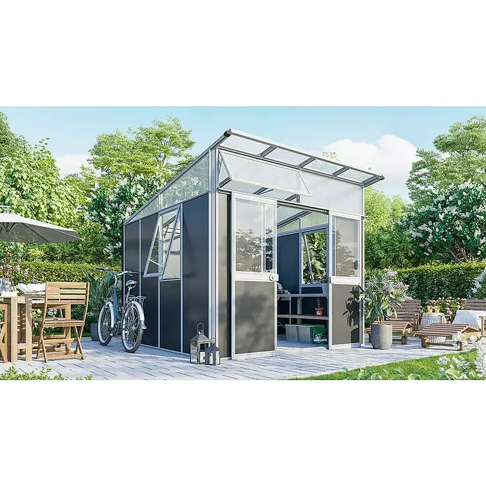 Vitavia Gerätehaus - Außenmaß inkl. Dachüberstand (B x T): 267 x 295 cm, Aluminium, Weiß/Anthrazit - Das Bild zeigt ein modernes Gewächshaus mit geöffneten Fenstern und Schiebetüren, umgeben von einem üppigen Garten mit Terrasse und Gartenmöbeln.