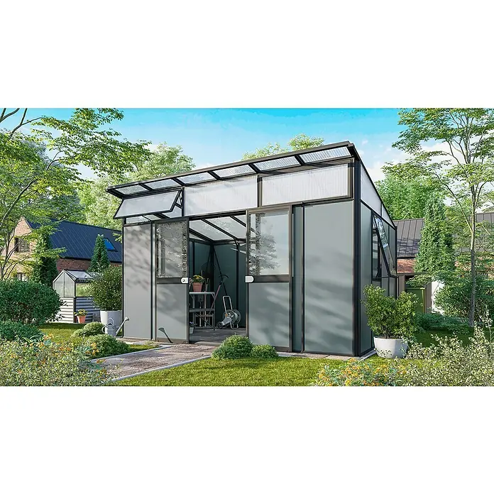Vitavia Gerätehaus - Außenmaß inkl. Dachüberstand (B x T): 392,8 x 295 cm, Aluminium, Schwarz - Ansicht eines modernen Gewächshauses mit Schiebetüren und Oberlichtern in einem üppigen Garten. Das Gewächshaus bietet reichlich Platz für Pflanzen.