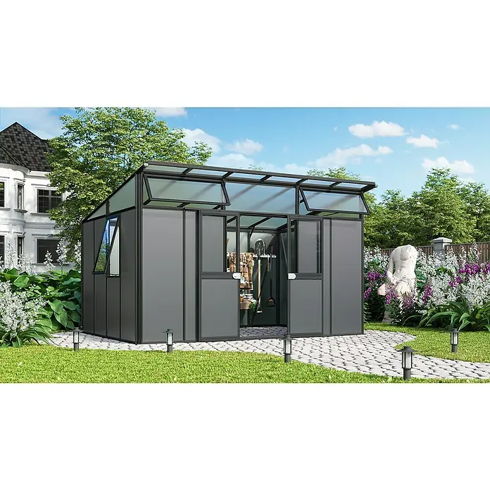 Vitavia Gerätehaus - Außenmaß inkl. Dachüberstand (B x T): 392,8 x 295 cm, Aluminium, Schwarz/Anthrazit - Das Bild zeigt ein modernes Gewächshaus mit geöffneten Fenstern, umgeben von einem gepflegten Garten mit Skulptur und Gehwegen.