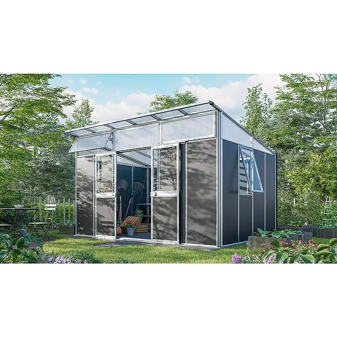 Vitavia Gerätehaus - Außenmaß inkl. Dachüberstand (B x T): 392,8 x 295 cm, Aluminium, Alu/Anthrazit - Ein modernes Gewächshaus mit Schiebetüren und transparentem Dach steht in einem üppigen Garten.