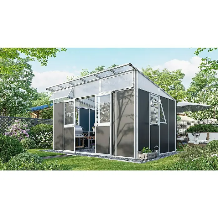 Vitavia Gerätehaus - Außenmaß inkl. Dachüberstand (B x T): 392,8 x 295 cm, Aluminium, Weiß/Anthrazit - Ein modernes Gewächshaus mit Schiebetüren und einem transparenten Dach inmitten eines grünen Gartens.