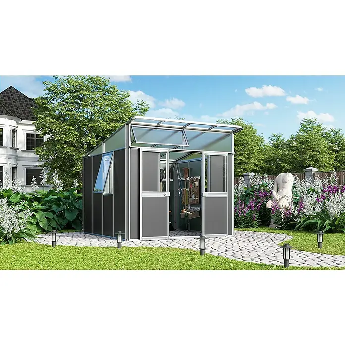 Vitavia Gerätehaus - Außenmaß inkl. Dachüberstand (B x T): 267 x 295 cm, Aluminium, Alu/Anthrazit - Das Bild zeigt ein Gewächshaus mit einer Aluminiumstruktur, das auf einer gepflasterten Fläche in einem Garten steht. Das Gewächshaus hat eine Tür.