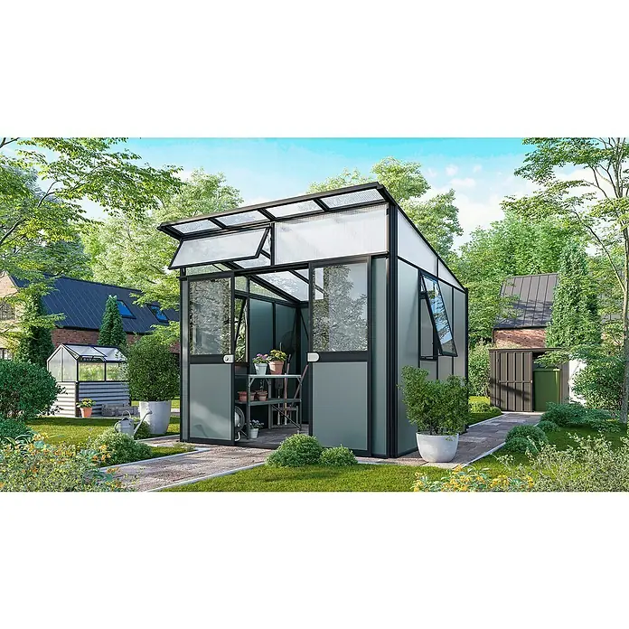 Vitavia Gerätehaus - Außenmaß inkl. Dachüberstand (B x T): 267 x 295 cm, Aluminium, Schwarz - Das Bild zeigt ein Gewächshaus mit einem schwarzen Rahmen und transparenten Scheiben, das in einem Garten steht. Es gibt auch Pflanzen und andere Gartenutensilien.