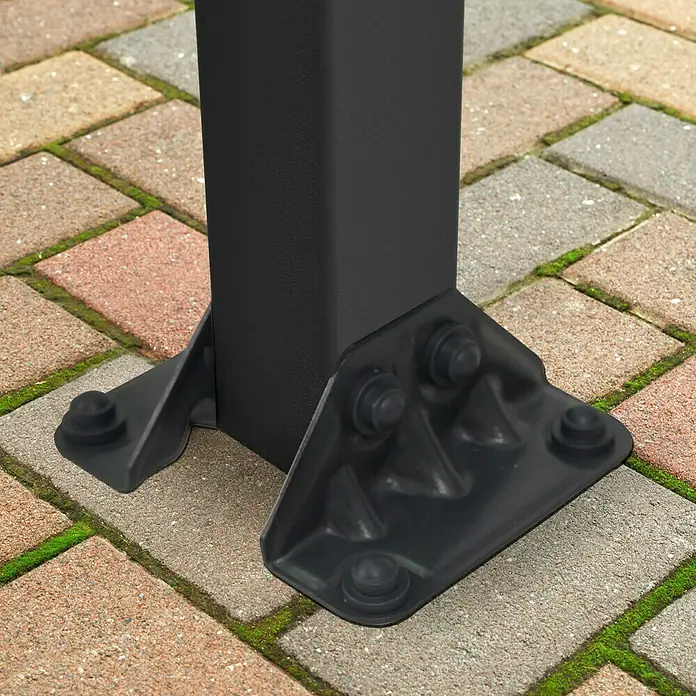 Palram – Canopia Terrassenüberdachung Olympia - B x T: 546 x 300 cm, Anthrazitgrau, Polycarbonat, Transparent - Detailaufnahme eines schwarzen Metallpfostens mit Fußplatte, befestigt auf einem gepflasterten Untergrund.