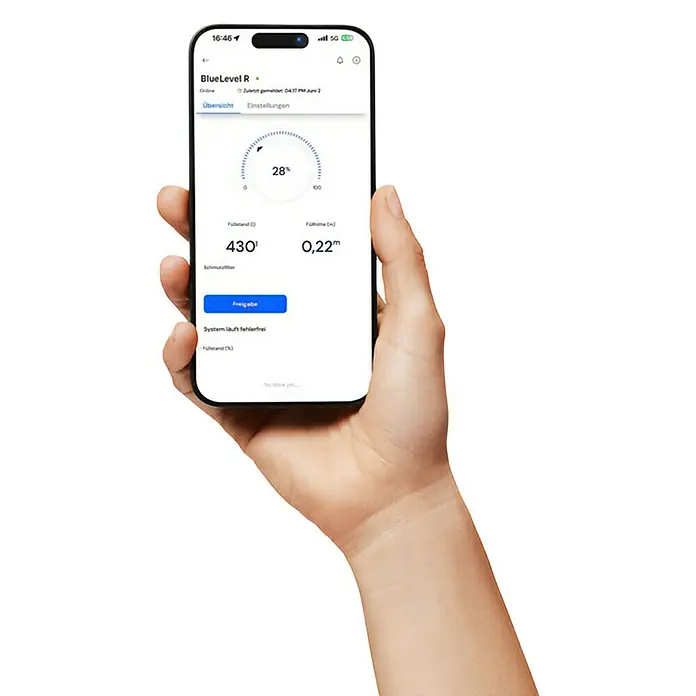 4rain Füllstandsmessgerät Bluelevel R - Passend für: 4rain Regenwassertanks - Smartphone mit der App BlueLevel R, die den Füllstand von 28% anzeigt und eine Füllhöhe von 0,22m angibt.