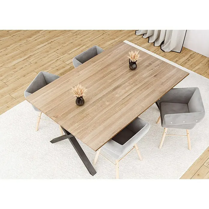 Leimholzplatte - Eiche, Qualitätsstufe Leimholzplatte: A/B, 1.800 x 1.210 x 19 mm - Ein Esstisch mit vier Stühlen, dekoriert mit Vasen auf einem weißen Teppich, bietet ein stilvolles Ambiente für Ihr Zuhause.