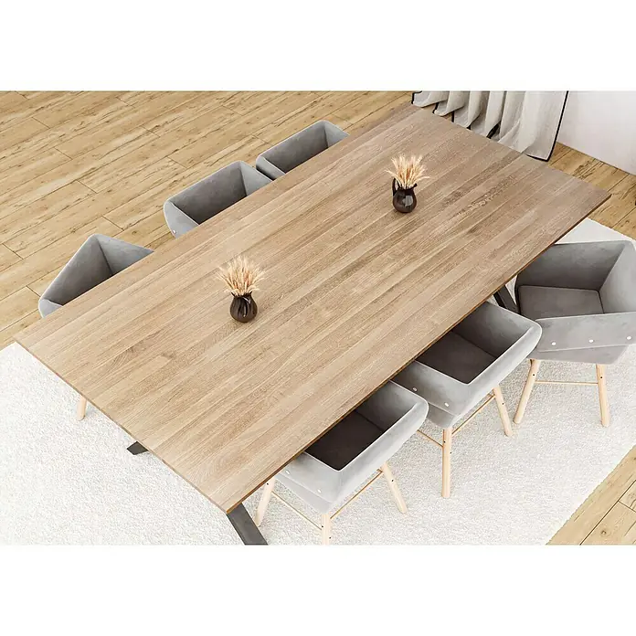 Leimholzplatte - Eiche, Qualitätsstufe Leimholzplatte: A/B, 2.400 x 1.210 x 19 mm - Das Bild zeigt einen Esstisch aus Holz mit grauen Stühlen und Dekoration, platziert auf einem Teppich in einem hellen Raum.