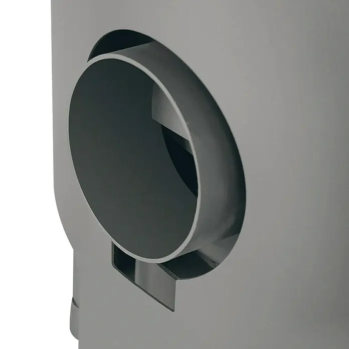Justus Kaminofen Agero 2.0 - 7 kW, Raumheizvermögen: 144 m³, Material Verkleidung: Stahl, Schwarz - Detailaufnahme eines modernen, grau lackierten Ofens mit einer runden Öffnung für die Holz- oder Pelletzufuhr.