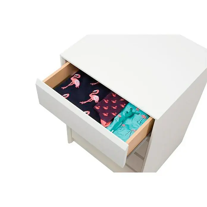 Cajonera montada - L x An x Al: 45 x 60 x 72 cm, Blanco, Número de cajones: 4 ud. - Mesa de noche blanca con cajón abierto lleno de ropa con estampados de flamencos de colores, que añade un toque lúdico a la habitación.