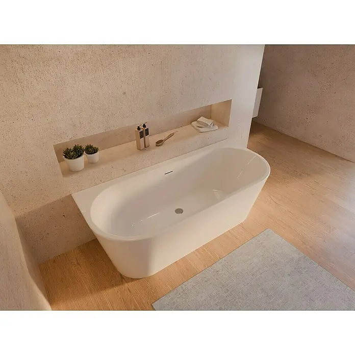 Ottofond Raumsparbadewanne Mirador - 170 x 75 cm, Sanitäracryl, Weiß - Elegantes freistehendes Bad mit Armaturen und Pflanzen auf einer Ablage.