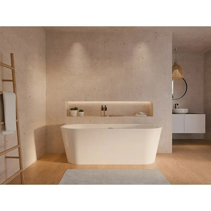 Ottofond Raumsparbadewanne Mirador - 170 x 75 cm, Sanitäracryl, Weiß - Ein elegantes Badezimmer mit einer freistehenden Badewanne im Mittelpunkt und einem Regal mit dekorativen Elementen. Die sanfte Beleuchtung sorgt für Atmosphäre.